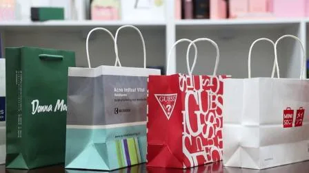 Sac en papier commercial imprimé avec logo personnalisé Emballage de chaussures pour vêtements Sac en papier cadeau lavable bon marché